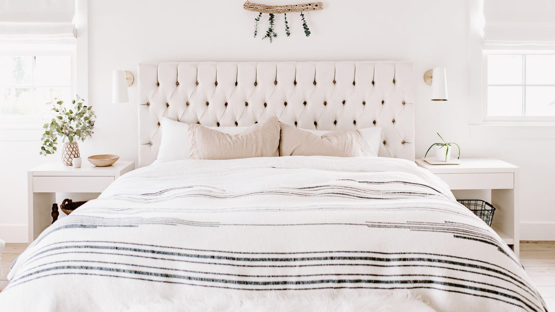 decorative_cushions:_5_tips_on_how_to_arrange_them_IDW-Italia-Prague-Biella