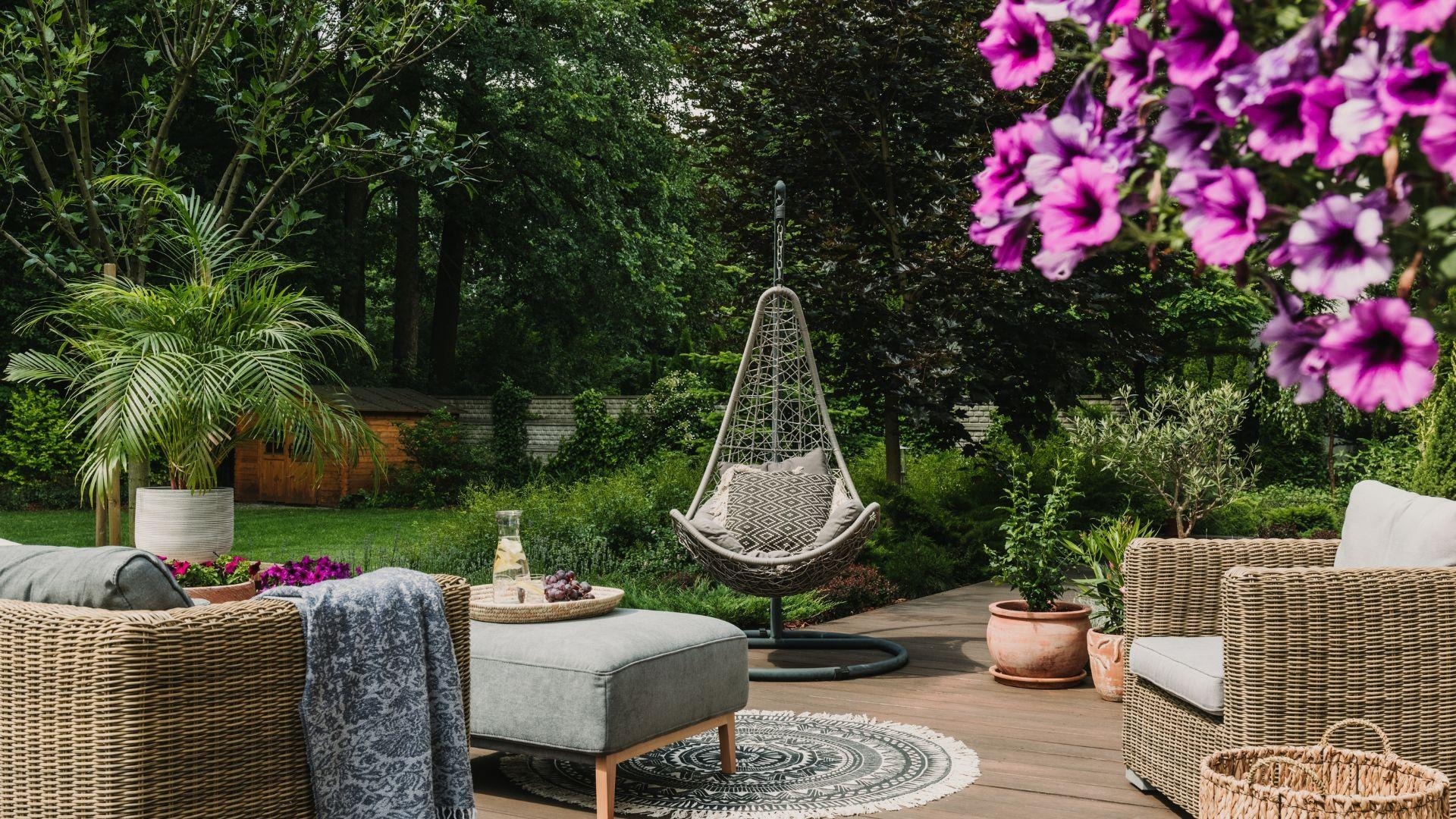 Furnishing_the_outdoor_spaces_ideas_to_create_a_relaxing_oasis_in_your_garden_IDW_Italia-Prague-Biella